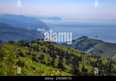 Veduta aerea della costa ligure di Genova, dell'aeroporto e del porto di Voltri, dal passo di Faiallo, nell'entroterra di Genova, Italia Foto Stock