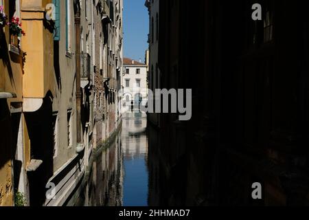 Una vista del canale vuoto durante il blocco per la malattia del coronavirus. Foto Stock