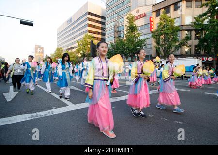 16 maggio 2016 - Corea del Sud, Seoul : Monaci buddisti e preghiere che marciavano durante il loro evento di festa buddhista a Seoul, Corea del Sud. Foto Stock