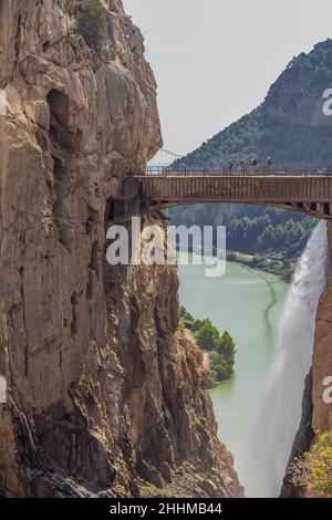 EDITORIALE: CAMINITO DEL REY, ARDALES, ANDALUSIA, SPAGNA, OTTOBRE 1ST, 2021 - turisti che camminano sul ponte sopra la gola di Guadalhorce lungo il re Foto Stock