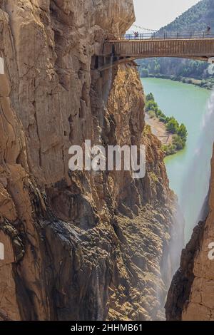 EDITORIALE: CAMINITO DEL REY, ARDALES, ANDALUSIA, SPAGNA, OTTOBRE 1ST, 2021 - una nebbia d'acqua che scende dal ponte sopra la gola di Guadalhorce al Foto Stock