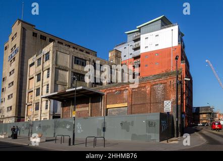 Il contrasto di riqualificazione del fronte mare tra vecchi appartamenti industriali e moderni, Wet Dock, Ipswich, Suffolk, Inghilterra, REGNO UNITO Foto Stock