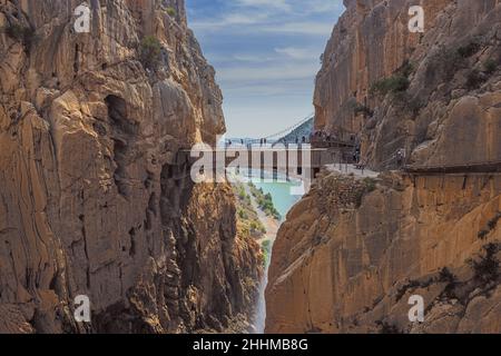 EDITORIALE: CAMINITO DEL REY, ARDALES, ANDALUSIA, SPAGNA, OTTOBRE 1ST, 2021 - i turisti che si accingono ad attraversare il ponte sulla gola di Guadalhorce lungo il Foto Stock