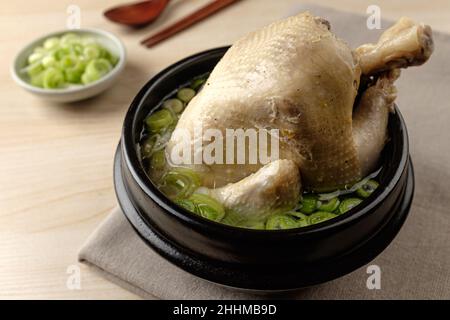 Samgyetang coreano con pollo crudo e verdure Foto Stock