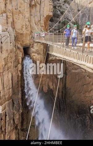 EDITORIALE: CAMINITO DEL REY, ARDALES, ANDALUSIA, SPAGNA, OTTOBRE 1ST, 2021 - i turisti in attesa di attraversare il ponte sulla gola di Guadalhorce lungo il Foto Stock