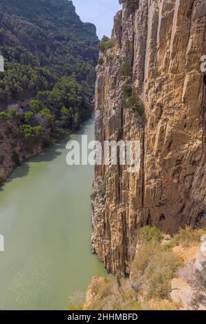 Vista sul lago artificiale di Tajo de la Encantada all'uscita del sentiero del Re Foto Stock