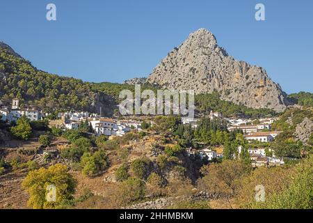 Si avvicina Grazalema, un tipico villaggio bianco, visto da una prospettiva all'ingresso est del villaggio Foto Stock