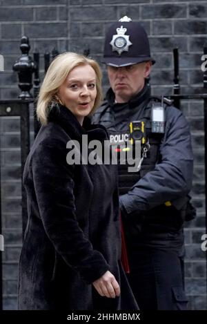 Il Segretario degli Esteri Liz Truss arriva a Downing Street, Londra, prima della riunione settimanale del Gabinetto del governo. Data foto: Martedì 25 gennaio 2022. Foto Stock