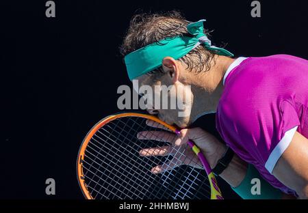 Melbourne, Australia. 25th Jan 2022. Rafael Nadal di Spagna reagisce durante la partita finale del singolo maschile contro Denis Shapovalov del Canada all'Australian Open di Melbourne, Australia, 25 gennaio 2022. Credit: HU Jingchen/Xinhua/Alamy Live News Foto Stock