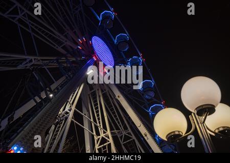 Ruota panoramica splendidamente illuminata di notte a Leeds, Regno Unito, presso il municipio. Foto Stock