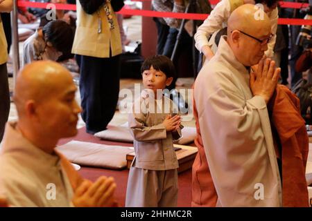 2 maggio 2018-Seoul, Corea del Sud-Un bambino ottiene la sua testa rasata da un monaco buddista durante la cerimonia 'Bambini che diventano Monaci buddisti' prossimo compleanno di buddha in un tempio di Chogye a Seoul, Corea del Sud. I bambini hanno i capelli rasati durante la cerimonia "i bambini che diventano monaci buddisti" prima del compleanno di buddha in un tempio di Chogye. I bambini soggiorneranno al tempio per conoscere il buddismo per 20 giorni. Buddha è nato circa 2.562 anni fa, e sebbene la data esatta sia sconosciuta, il compleanno ufficiale del Buddha è celebrato sulla luna piena a maggio nella Corea del Sud, che è su ma Foto Stock