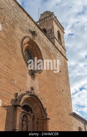 Facciata principale del Chiostro di Sant Bonaventura, nella città maiorchina di Llucmajor, Spagna Foto Stock