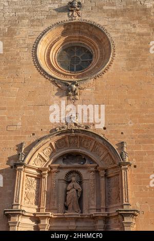 Facciata principale del Chiostro di Sant Bonaventura, nella città maiorchina di Llucmajor, Spagna Foto Stock