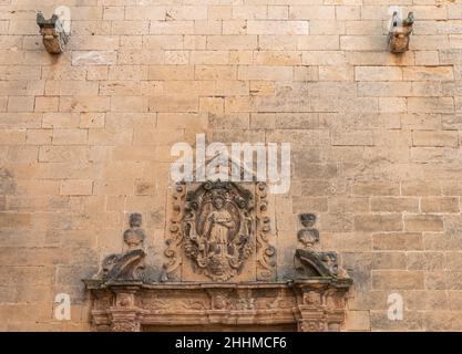 Facciata principale del Chiostro di Sant Bonaventura, nella città maiorchina di Llucmajor, Spagna Foto Stock