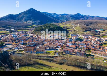 Veduta aerea a Cervera de Pisuerga, Palencia, Spagna Foto Stock