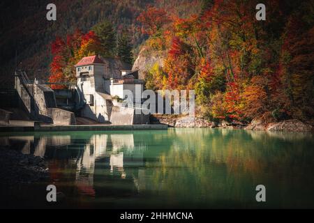 Herbst am Fluss Saalach Bad Reichenhall im Berchtesgadener Land Foto Stock