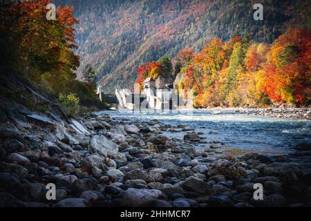 Herbst am Fluss Saalach Bad Reichenhall im Berchtesgadener Land Foto Stock