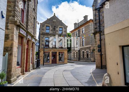 Edifici vittoriani a tre piani all'angolo tra Bridge Street e Albert Street a Kirkwall a Orkney, Scozia Foto Stock