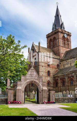 Great War Memorial Gateway e la Cattedrale di St Magnus a Kirkwall, sulla Mainland Orkney in Scozia Foto Stock