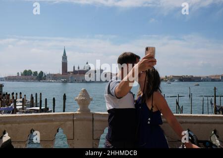 I turisti prendono un selfie a Venezia, 20 giugno 2020. Foto Stock