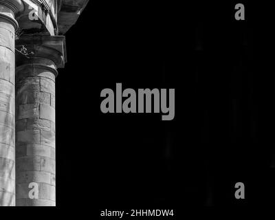 Architettura antica. Il tempio-cisterna in pietra di Lucca rovine dell'acquedotto con colonne doriche costruite in stile neoclassico nel 1823 (bianco e nero Foto Stock