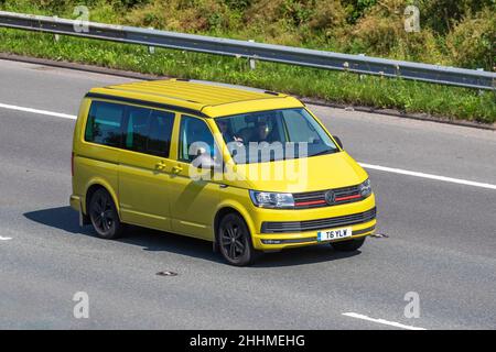 2016 California Yellow VW Volkswagen Transporter T30 104 TDi, 1968cc diesel; camper e roulotte, camper sulle strade della Gran Bretagna, camper e camper, vacanze in famiglia, vacanze caravanette, vacanze Touring caravan, Conversioni furgoni, Vanagon autohome, Foto Stock