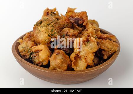 Gizzard di pollo fritto su sfondo bianco Foto Stock