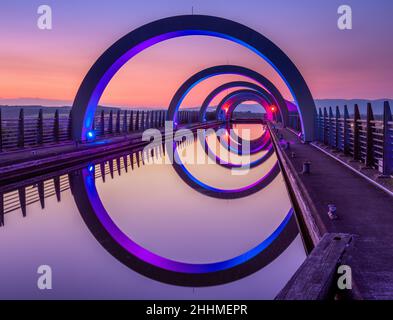 Riflessi della ruota Falkirk di notte Foto Stock