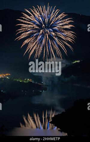 Fuochi d'artificio, Lago di San Lorenzo, Fiastra, Marche, Italia, Europa Foto Stock