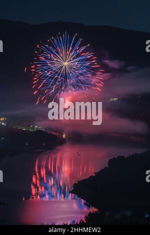 Fuochi d'artificio, Lago di San Lorenzo, Fiastra, Marche, Italia, Europa Foto Stock