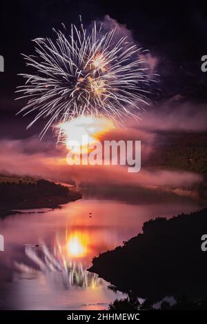 Fuochi d'artificio, Lago di San Lorenzo, Fiastra, Marche, Italia, Europa Foto Stock