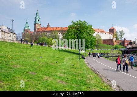 CRACOVIA, MALOPOLSKIE POLONIA - 30 Aprile 2017: I turisti visitano il Castello reale di Wawel. Persone che camminano lungo il fiume Vistula Foto Stock