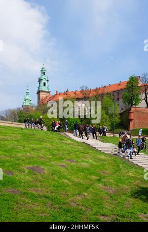 CRACOVIA, MALOPOLSKIE POLONIA - 30 Aprile 2017: I turisti visitano il Castello reale di Wawel. Persone che camminano lungo il fiume Vistula Foto Stock