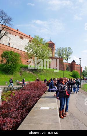 CRACOVIA, MALOPOLSKIE POLONIA - 30 Aprile 2017: I turisti visitano il Castello reale di Wawel. Persone che camminano lungo il fiume Vistula Foto Stock