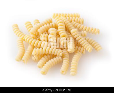 Fusilli cuti bucati non cotti isolati su fondo bianco Foto Stock