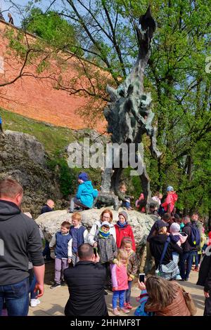 CRACOVIA, MALOPOLSKIE POLONIA - 30 Aprile 2017: I turisti visitano la statua del drago di Wawel. Camminando a Cracovia Foto Stock