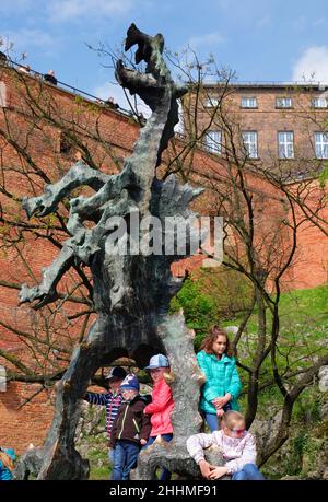 CRACOVIA, MALOPOLSKIE POLONIA - 30 Aprile 2017: I turisti visitano la statua del drago di Wawel. Camminando a Cracovia Foto Stock