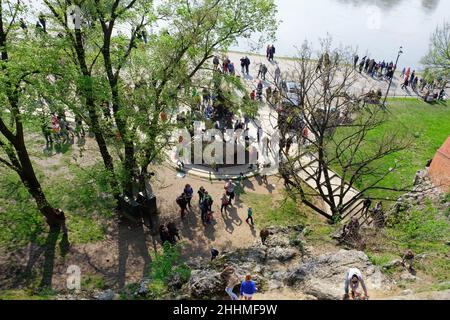 CRACOVIA, MALOPOLSKIE POLONIA - 30 Aprile 2017: I turisti visitano la statua del drago di Wawel. Camminando a Cracovia Foto Stock