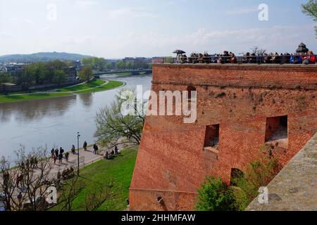 CRACOVIA, MALOPOLSKIE POLONIA - 30 Aprile 2017: I turisti visitano il Castello reale di Wawel. A piedi dalla Torre del Ladro di Wawel Foto Stock