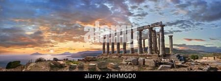 L'antico tempio greco-dorico di Poseidone a Capo Sounion, Grecia, 444–440 a.C. In piedi su un capo alto 200 piedi il tempio di Poseidone è un punto di riferimento vi Foto Stock