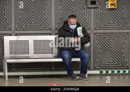 I passeggeri della metro Madrid osservano le distanze sociali Foto Stock