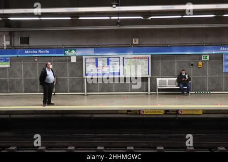 I passeggeri della metro Madrid osservano le distanze sociali Foto Stock