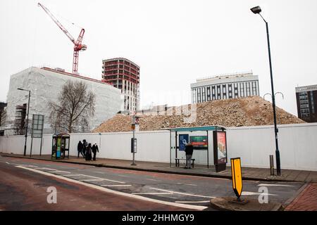 Kingston upon Thames, Regno Unito. 24th Gennaio 2022. Una vista generale dei lavori di demolizione della Surrey House da St James's Road. I lavori di demolizione sono i F. Foto Stock