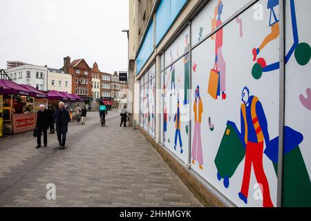 Kingston upon Thames, Regno Unito. 24th Gennaio 2022. Le persone passano le bancarelle nell'Antica Piazza del mercato. L’economia del Regno Unito è cresciuta al suo ritmo più lento per quasi un anno Foto Stock