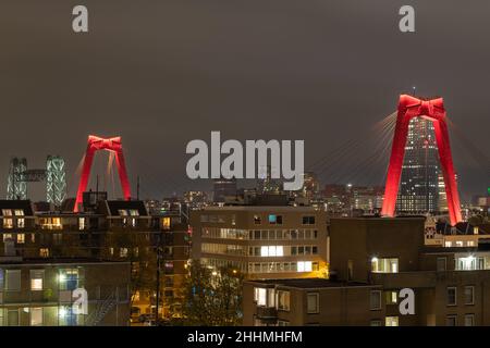 Vista notturna del ponte Willemsbrug o Willems sullo sfondo il famoso ponte Koningshaven o il Hef, Rotterdam, Paesi Bassi Foto Stock
