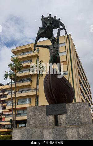 Statua commemorativa di Fiserman (Homenaje al pescador del Mediterraneo) realizzata da Aurelio Teno, sulla Plaza del Remo, sulla spiaggia di Carihuela, Torremolinos, SPAI. Foto Stock