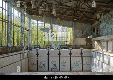 Ex piscina in pripjat, la città fantasma di Chernobyl la zona di esclusione che è stata stabilita dopo il disastro nucleare Foto Stock