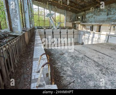 Ex piscina in pripjat, la città fantasma di Chernobyl la zona di esclusione che è stata stabilita dopo il disastro nucleare Foto Stock