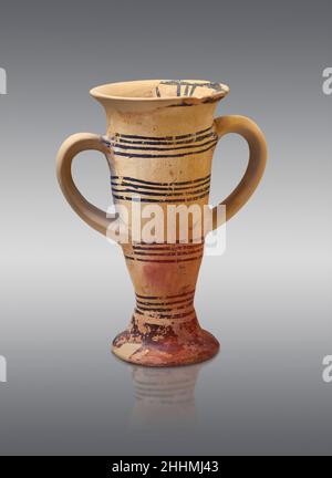 Antica ceramica greca elladica coppa a due piedi maneggiata con motivi concentrici, Cittadella inferiore Tiryns, 2200-2000 a.C. Museo Archeologico di Nafplion. : Foto Stock