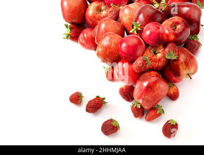 Prugne, mele e frutti di fragola disposti in alto con uno spazio copia. Impostazione del colore rosso. Foto Stock